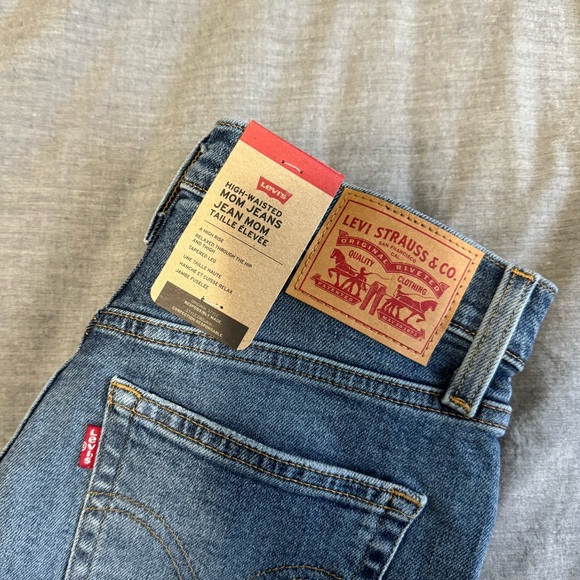 NWT Levi’s High-Waisted Mom Jean Medium Wash - Picture 3 of 5
